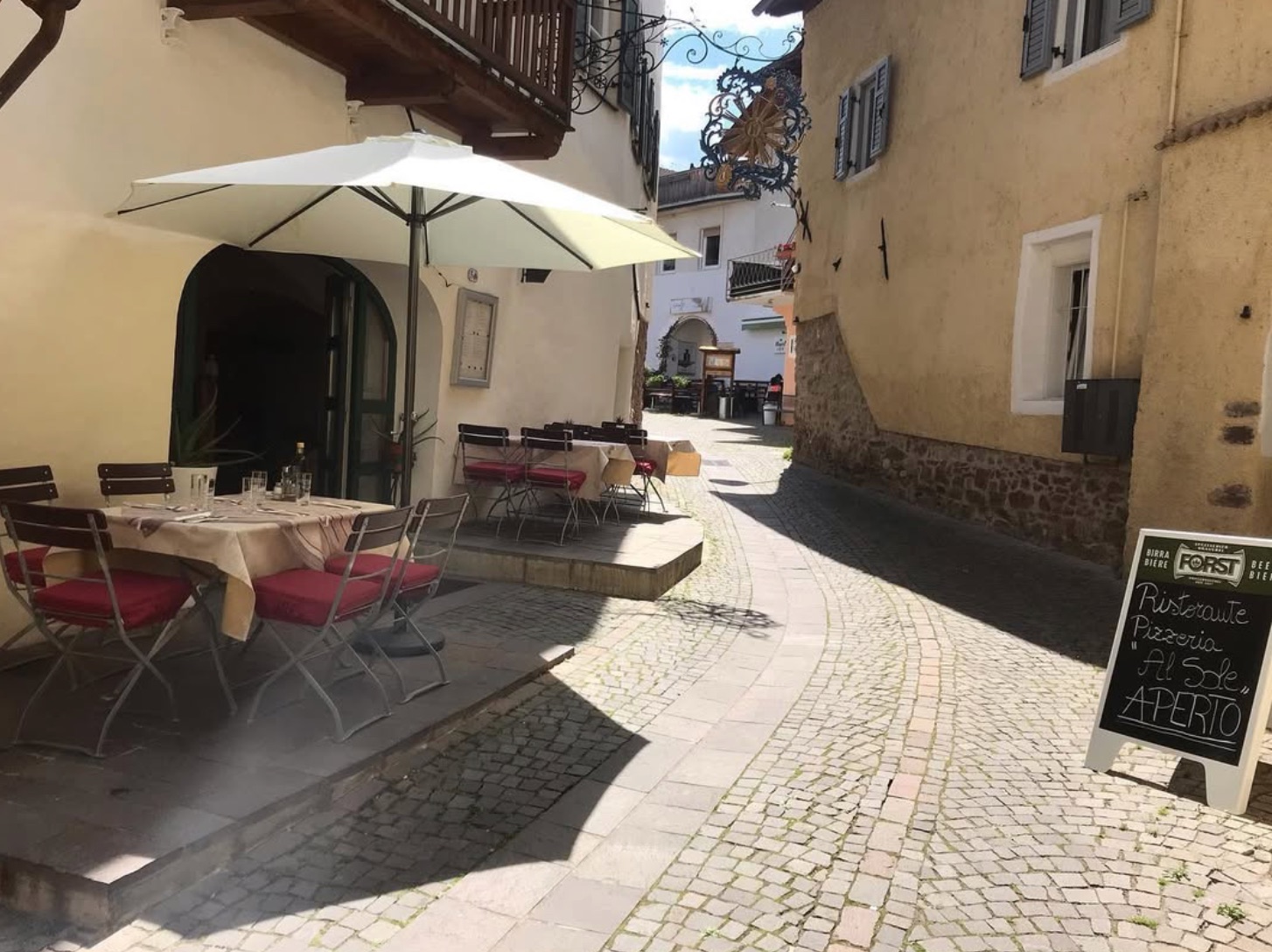 Die Tische in der Gasse