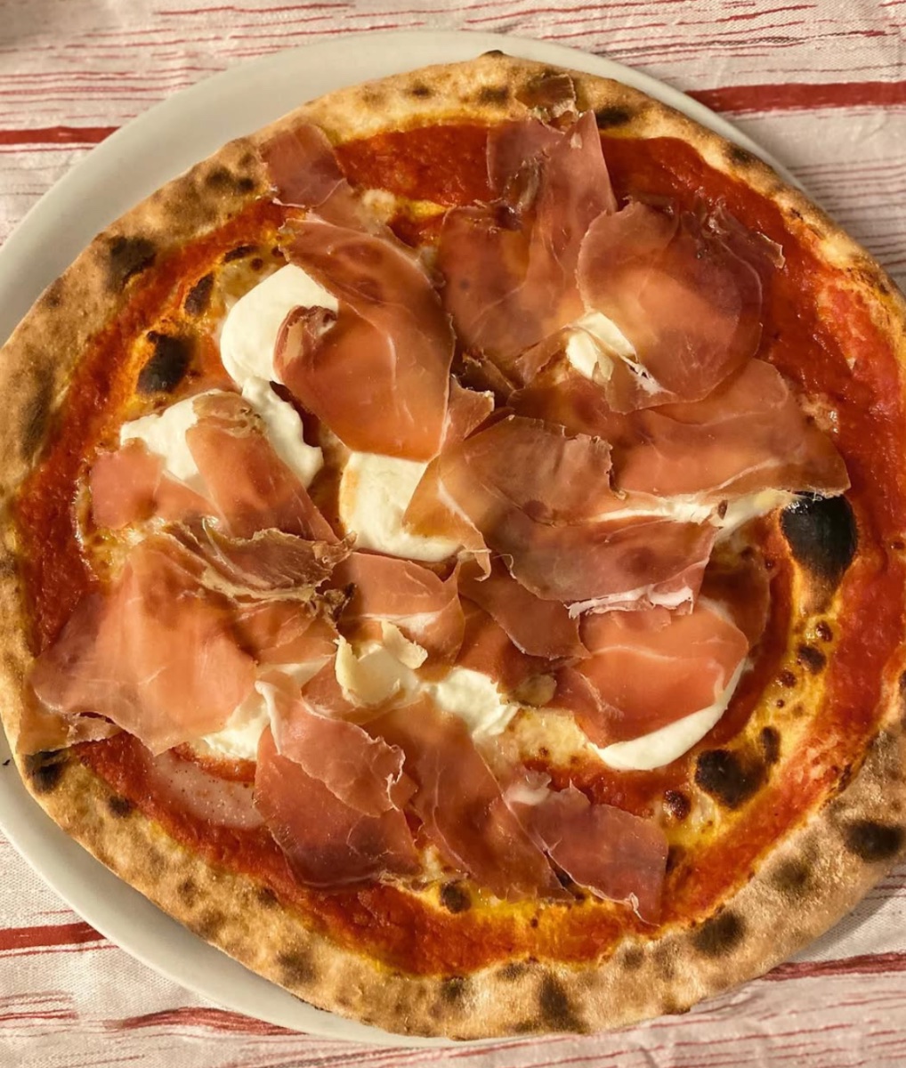 Pizza mit Rohschinken und Büffelmozzarella